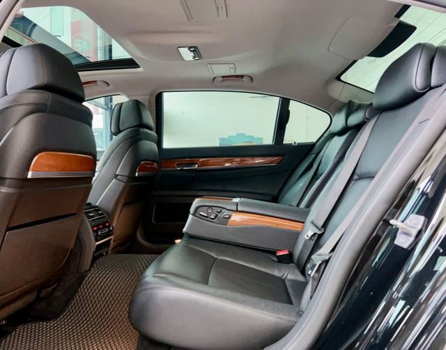 2014 BMW 7-Series 740Li 總代理 Indivdual Merino 里程僅跑十二萬九  第9張相片