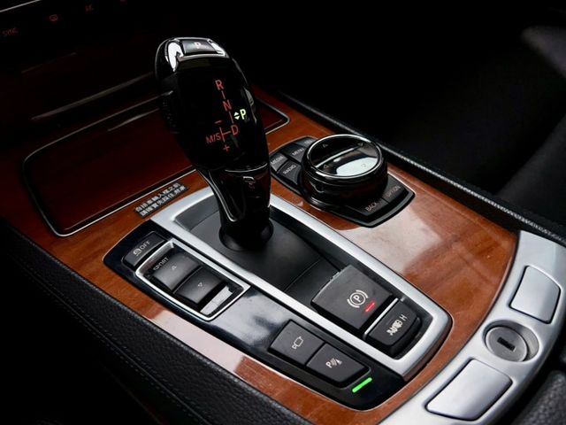 2014 BMW 7-Series 740Li 總代理 Indivdual Merino 里程僅跑十二萬九  第13張相片