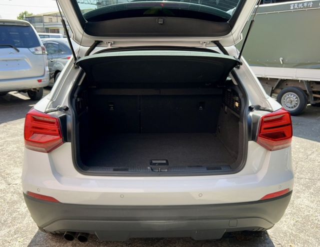 2018 Audi Q2 35 TFSI Luxury 里程僅跑十四萬  第15張相片