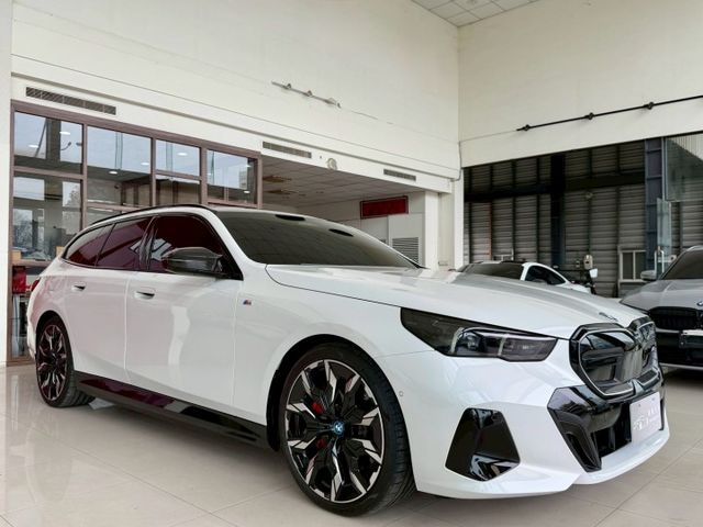2024 BMW G61 i5 M60 xDrive Touring 一手車 原廠保固中 里程僅跑四千 選配29.8萬  第1張相片