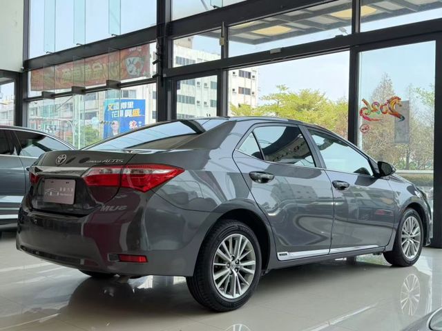 2015 Toyota Corolla Altis 1.8經典版 里程僅跑十三萬  第12張相片