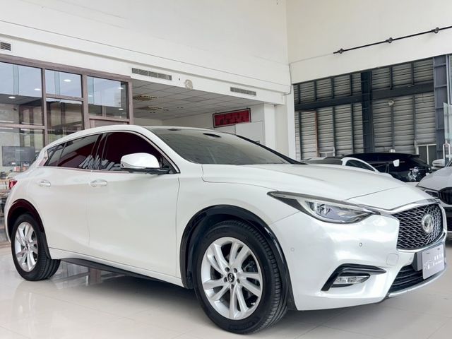 2016/17年式 Infiniti Q30 1.6t風尚版 一手車 原廠保養 里程僅跑五萬一  第1張相片