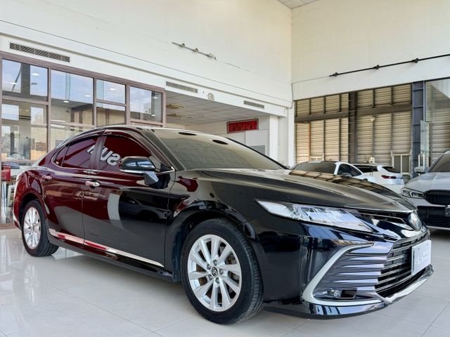 2023 Toyota 小改款 8.5 代 Camry 2.0尊爵版 一手車 原廠保固中 超低里程僅跑三萬七 加裝抬顯  第1張相片