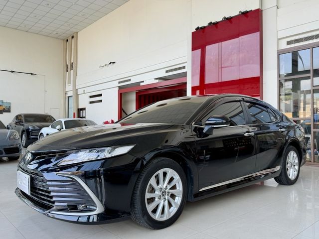 2023 Toyota 小改款 8.5 代 Camry 2.0尊爵版 一手車 原廠保固中 超低里程僅跑三萬七 加裝抬顯  第3張相片