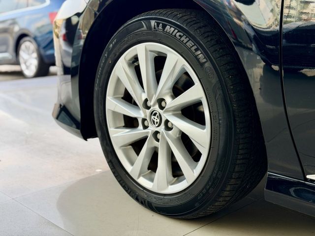 2023 Toyota 小改款 8.5 代 Camry 2.0尊爵版 一手車 原廠保固中 超低里程僅跑三萬七 加裝抬顯  第4張相片