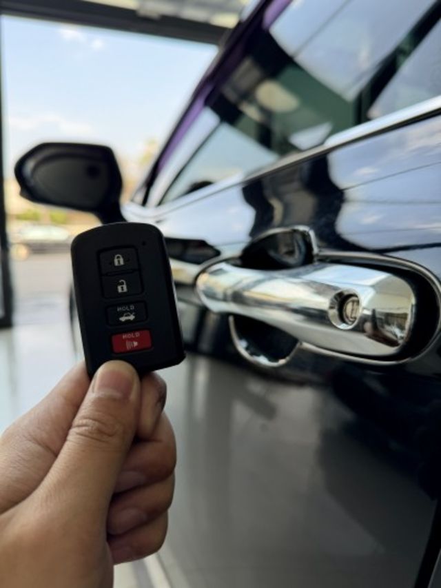 2023 Toyota 小改款 8.5 代 Camry 2.0尊爵版 一手車 原廠保固中 超低里程僅跑三萬七 加裝抬顯  第5張相片