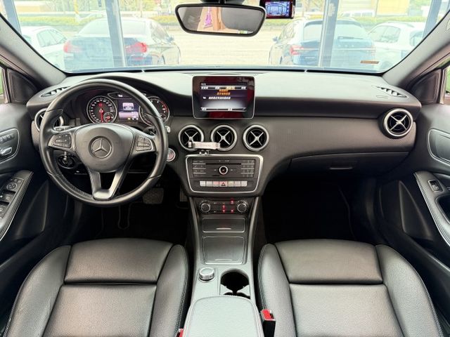 2015 / 16 年式 M-Benz 小改款 A180 里程僅跑十萬  第11張相片