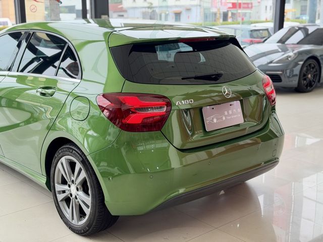 2015 / 16 年式 M-Benz 小改款 A180 里程僅跑十萬  第14張相片