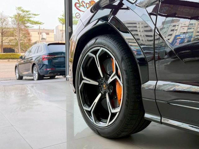 24 年式 Lamborghini Urus S 總代理 一手車 原廠保固中 選配 506 萬 超低里程僅跑四千四  第4張相片