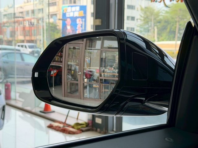 24 年式 Lamborghini Urus S 總代理 一手車 原廠保固中 選配 506 萬 超低里程僅跑四千四  第5張相片