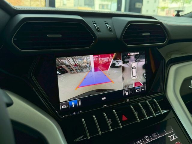 24 年式 Lamborghini Urus S 總代理 一手車 原廠保固中 選配 506 萬 超低里程僅跑四千四  第10張相片