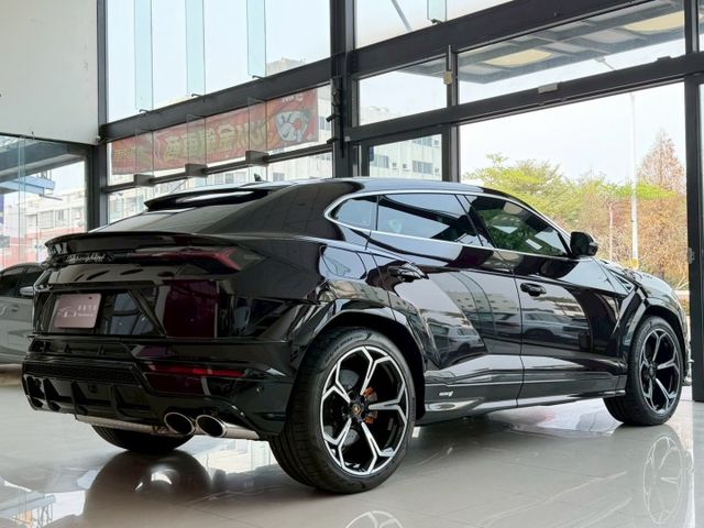 24 年式 Lamborghini Urus S 總代理 一手車 原廠保固中 選配 506 萬 超低里程僅跑四千四  第20張相片
