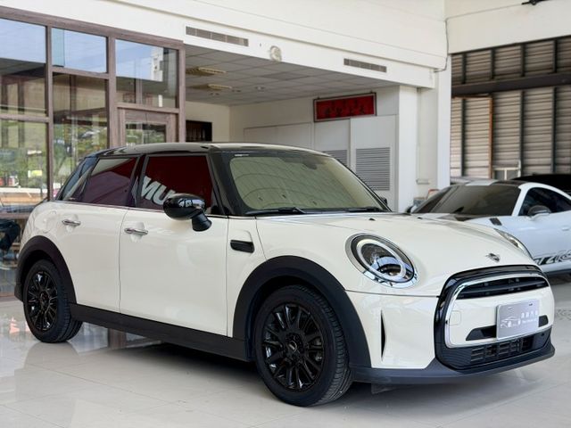 2022 Mini 小改款 Hatch 5D One 一手車 原廠保養 超低里程僅跑兩萬三 選配倒車顯影  第1張相片