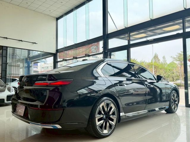 2023 BMW i7 xDrive60 Excellence 一手車 原廠保固中 超低里程僅跑三萬二  第20張相片