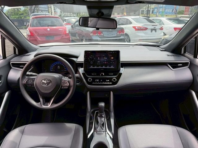 2022 Toyota Corolla Cross 1.8尊爵版 一手車 原廠保養 里程僅跑九萬一 加裝安卓機  第13張相片