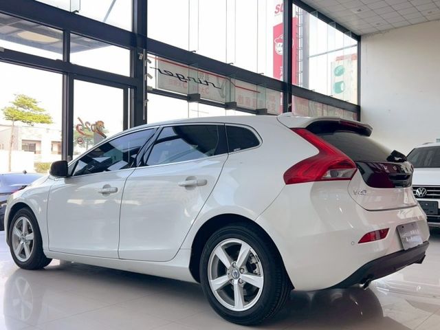 2016 Volvo V40 T3豪華版 里程僅跑十一萬二  第16張相片