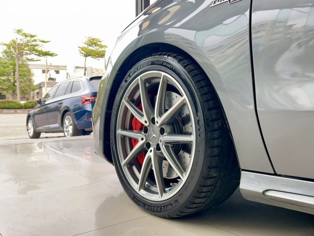 2016 M-Benz A-Class 小改款 AMG A45 4MATIC  里程僅跑十三萬五  第14張相片