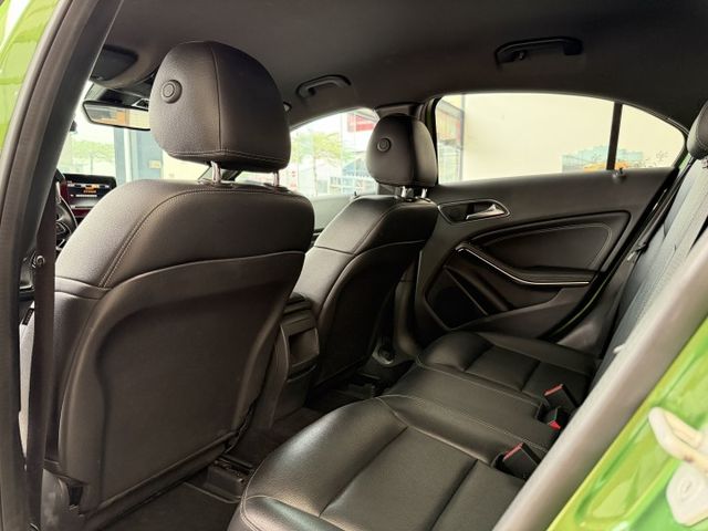 2015 / 16 年式 M-Benz 小改款 A180 里程僅跑十萬  第12張相片