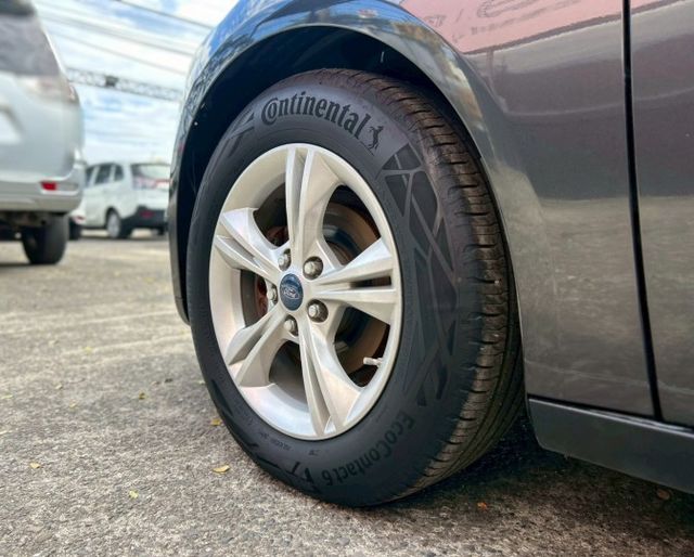 2013 Ford Focus 4D 1.6汽油時尚經典型 里程僅跑八萬八  第12張相片