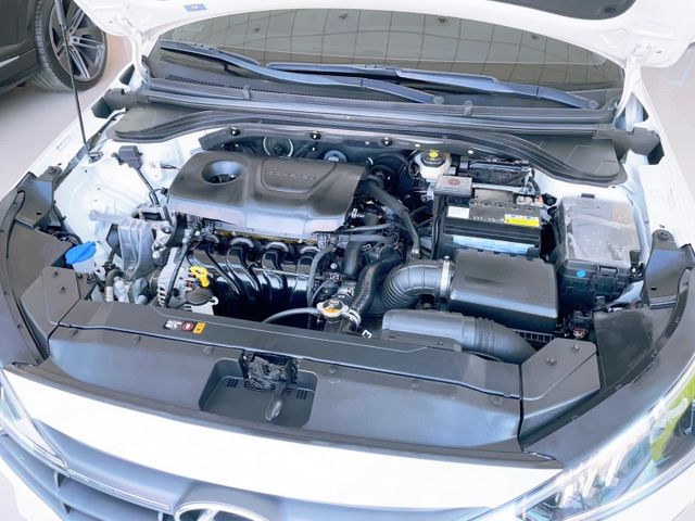 2020 Hyundai 小改款 Elantra 經典型 已改安卓機 里程僅跑五萬七  第4張相片