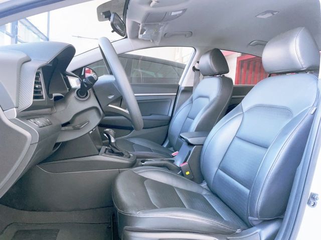 2020 Hyundai 小改款 Elantra 經典型 已改安卓機 里程僅跑五萬七  第8張相片