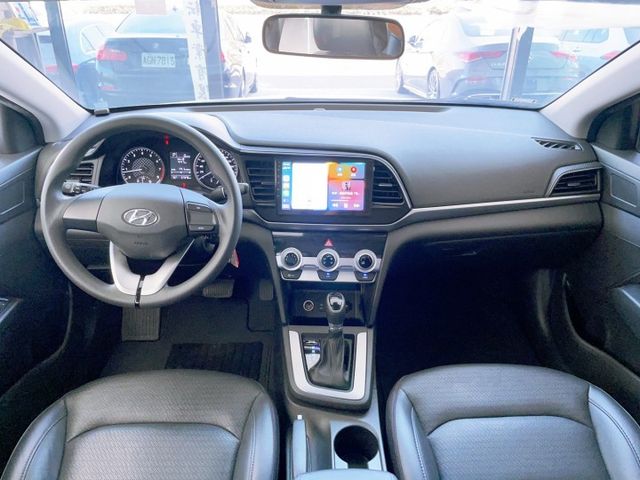 2020 Hyundai 小改款 Elantra 經典型 已改安卓機 里程僅跑五萬七  第10張相片