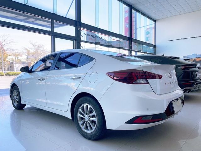 2020 Hyundai 小改款 Elantra 經典型 已改安卓機 里程僅跑五萬七  第15張相片