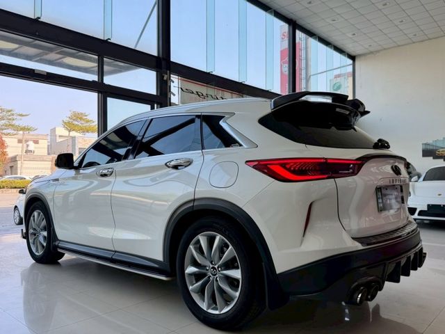 2020 Infiniti QX50 2.0t風尚款 原廠保養 超低里程僅跑六萬八  第17張相片