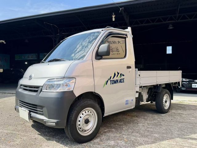 2024 Toyota Town Ace 框式木床 手排 一手車 原廠保養 保固中 超低里程僅跑一萬四  第3張相片