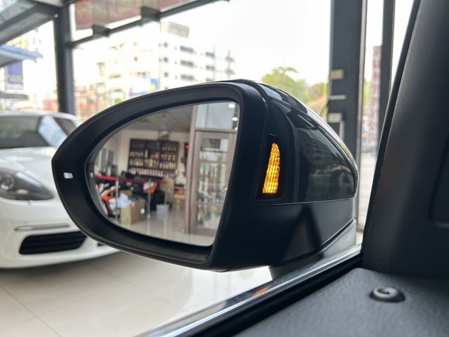 2022/23年式 VW Touran 280 TSI Style R-Line 原廠保固中 原廠保養 里程僅跑三萬五  第17張相片