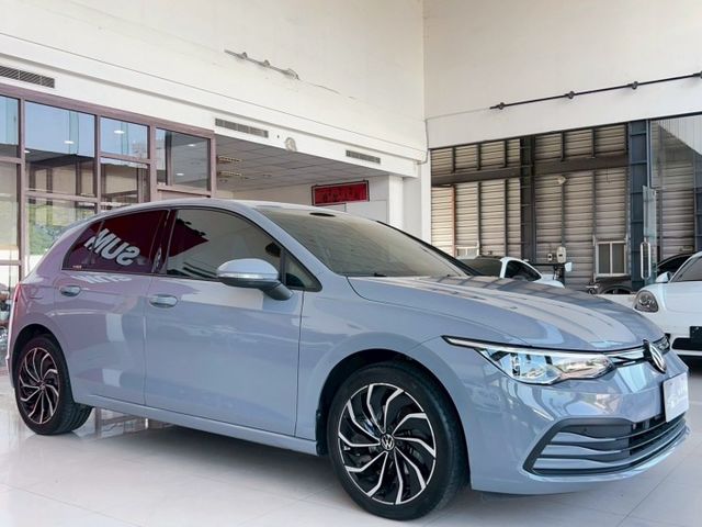 2023 Volkswagen Golf 230 eTSI Life 一手車 原廠保養 原廠保固中 里程僅跑二萬  第1張相片