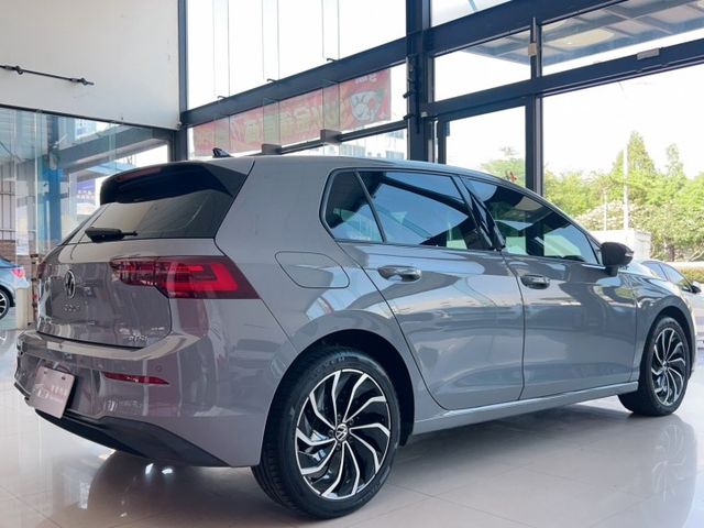 2023 Volkswagen Golf 230 eTSI Life 一手車 原廠保養 原廠保固中 里程僅跑二萬  第20張相片