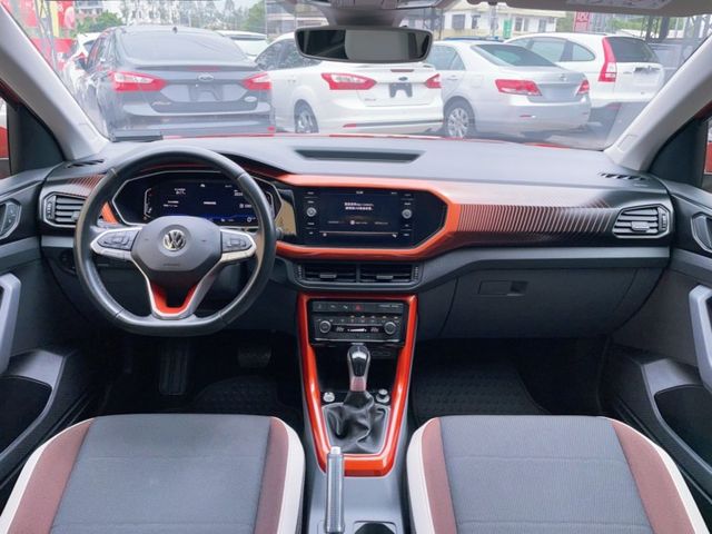 2020 Volkswagen T-Cross 230 TSI Style Design 原廠保養 里程僅跑六萬七  第16張相片
