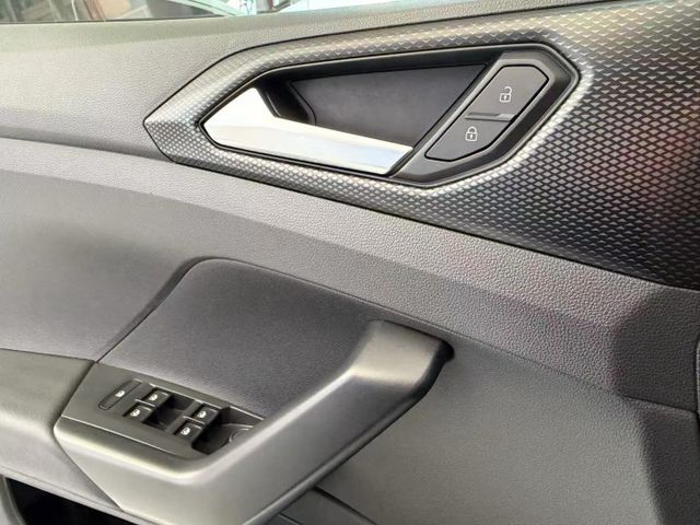 2022/23 VW T-Cross 230 TSI Tech 總代理  一手車 原廠保養 里程僅跑四萬七 原廠保固中  第5張相片
