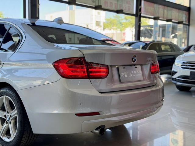 2015 BMW F30 320i 超低里程僅跑八萬四 改裝原廠型安卓機  第15張相片