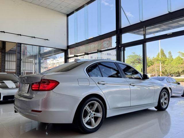 2015 BMW F30 320i 超低里程僅跑八萬四 改裝原廠型安卓機  第16張相片