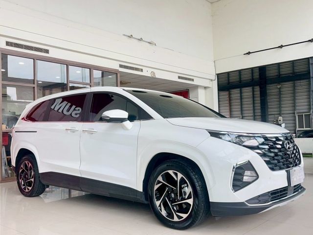 2024 Hyundai Custin GLT-B 七人座 一手車 保固中 里程僅跑一萬一 加裝吸頂電視 全車犀牛皮  第1張相片