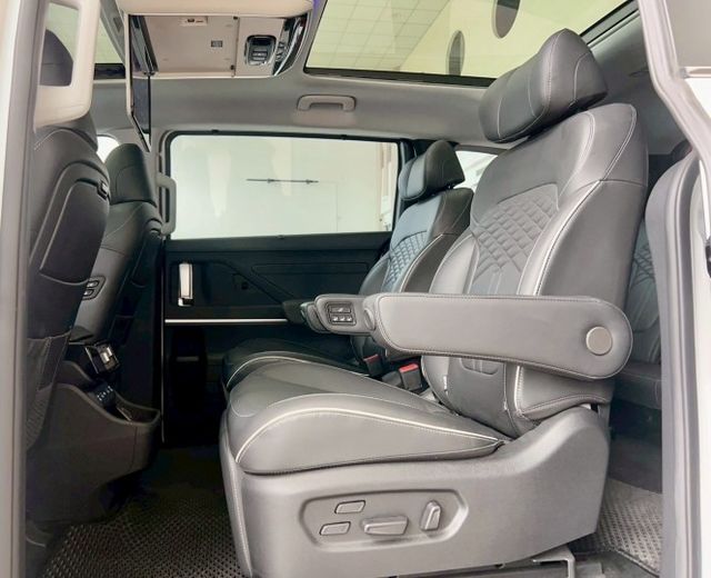 2024 Hyundai Custin GLT-B 七人座 一手車 保固中 里程僅跑一萬一 加裝吸頂電視 全車犀牛皮  第14張相片