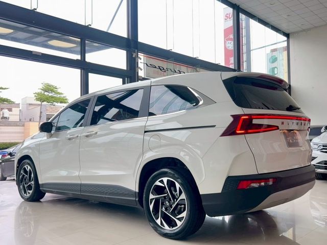 2024 Hyundai Custin GLT-B 七人座 一手車 保固中 里程僅跑一萬一 加裝吸頂電視 全車犀牛皮  第18張相片