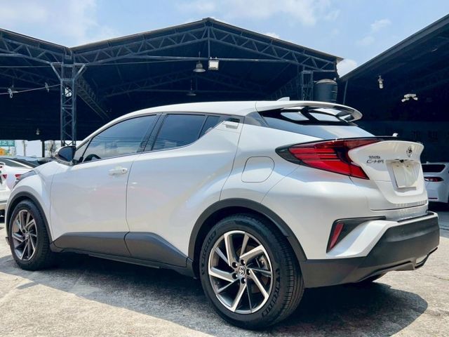 2023 Toyota C-HR 豪華 一手車 里程僅跑一萬七 原廠保固中  第18張相片