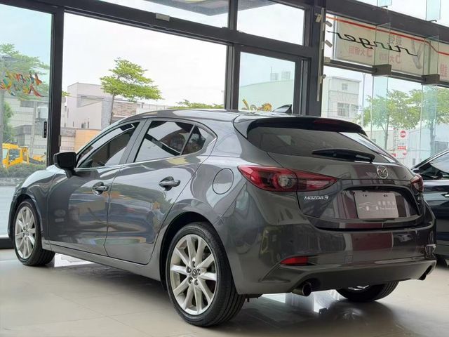 2018 Mazda 3 5D 2.0尊榮安全版  一手車 原廠保養 里程僅跑七萬六  第17張相片
