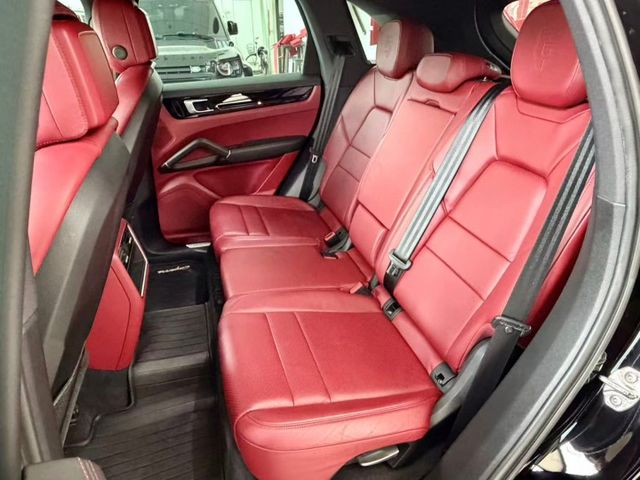 2018/19 Porsche Cayenne  總代理 原廠保養 里程僅跑三萬九 選配29萬  第16張相片