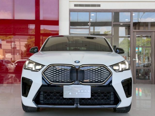25 年式 BMW iX2 xDrive30 M Sport 原廠保固中 里程僅跑三萬二 選配 10.5 萬  第2張相片