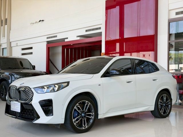 25 年式 BMW iX2 xDrive30 M Sport 原廠保固中 里程僅跑三萬二 選配 10.5 萬  第3張相片