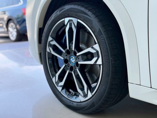 25 年式 BMW iX2 xDrive30 M Sport 原廠保固中 里程僅跑三萬二 選配 10.5 萬  第4張相片