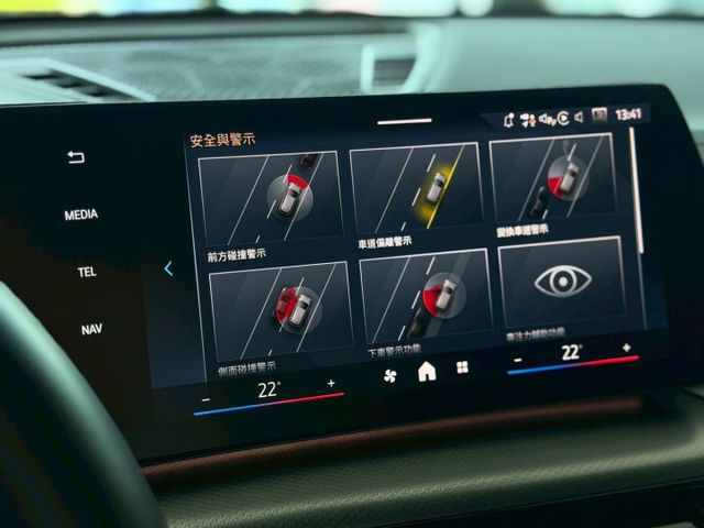 25 年式 BMW iX2 xDrive30 M Sport 原廠保固中 里程僅跑三萬二 選配 10.5 萬  第9張相片