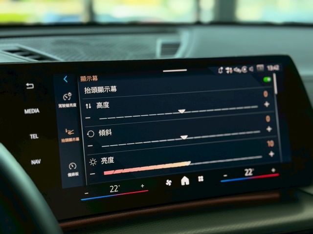 25 年式 BMW iX2 xDrive30 M Sport 原廠保固中 里程僅跑三萬二 選配 10.5 萬  第11張相片