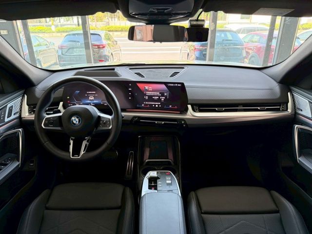 25 年式 BMW iX2 xDrive30 M Sport 原廠保固中 里程僅跑三萬二 選配 10.5 萬  第14張相片