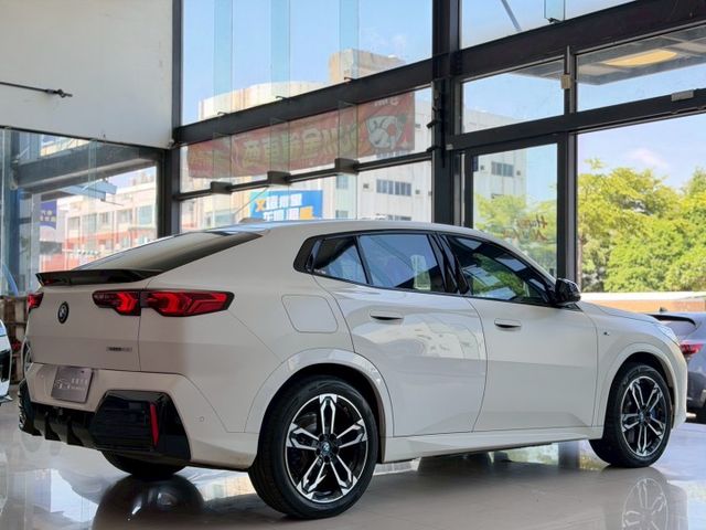 25 年式 BMW iX2 xDrive30 M Sport 原廠保固中 里程僅跑三萬二 選配 10.5 萬  第20張相片
