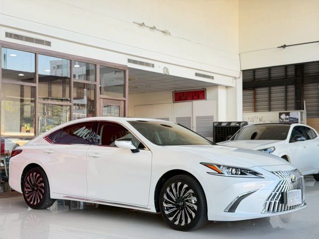 2023 Lexus 小改款 ES200 豪華版 一手車 原廠保養 保固中 超低里程僅跑兩萬八 選配電子後視鏡 環景  第1張相片